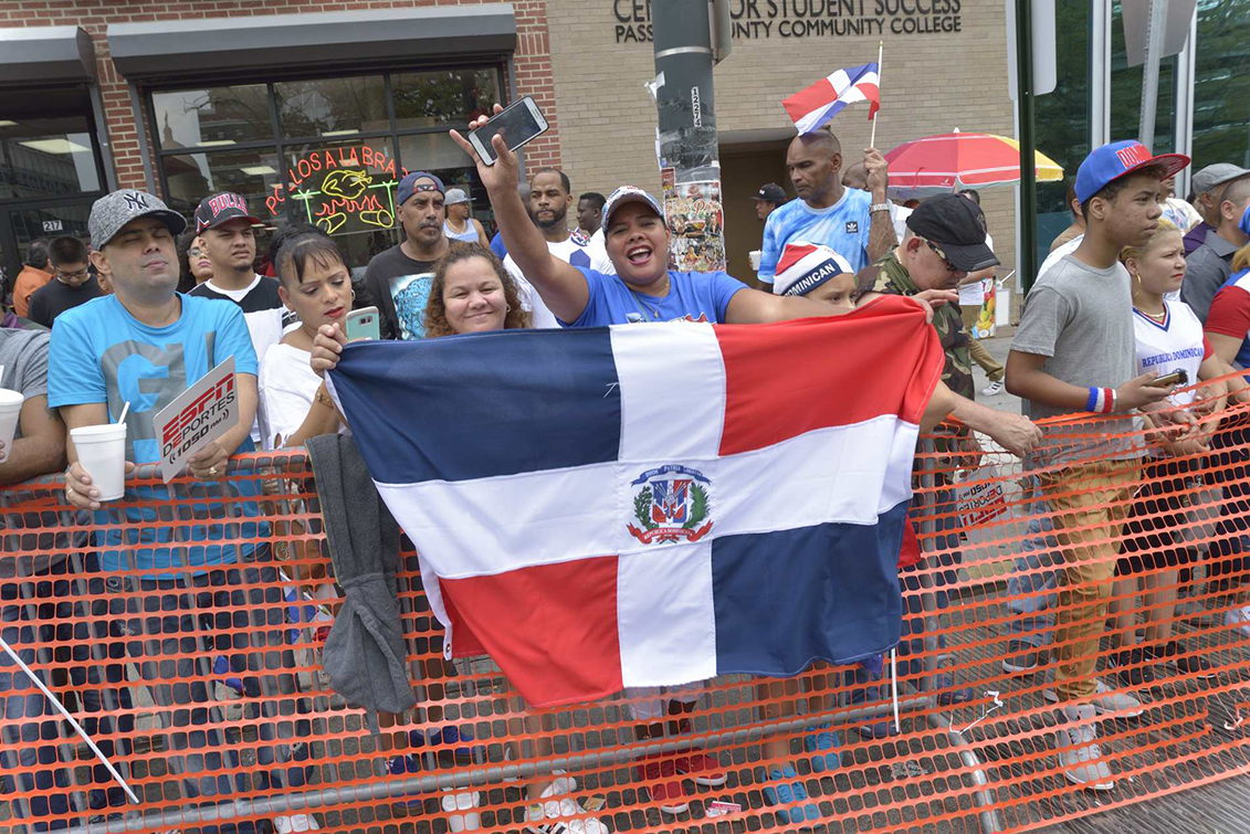 Desfile dominicano juramenta nueva directiva Reporte Hispano